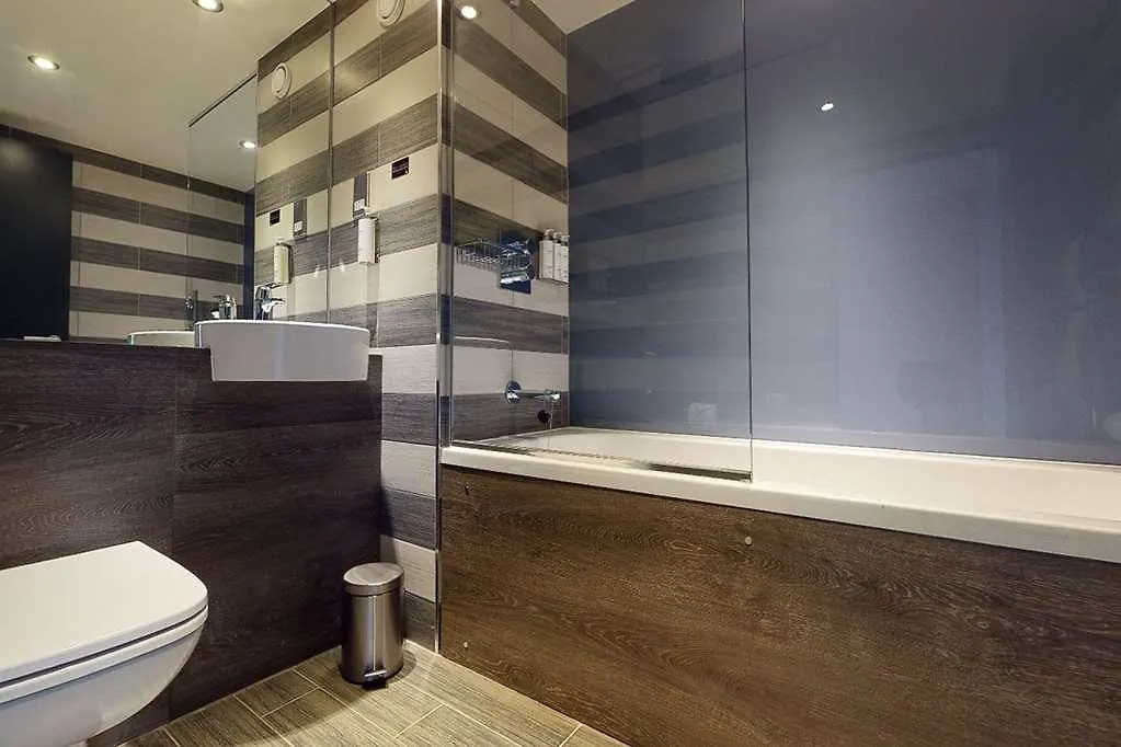 Village Hotel Edinburgh 4*,
